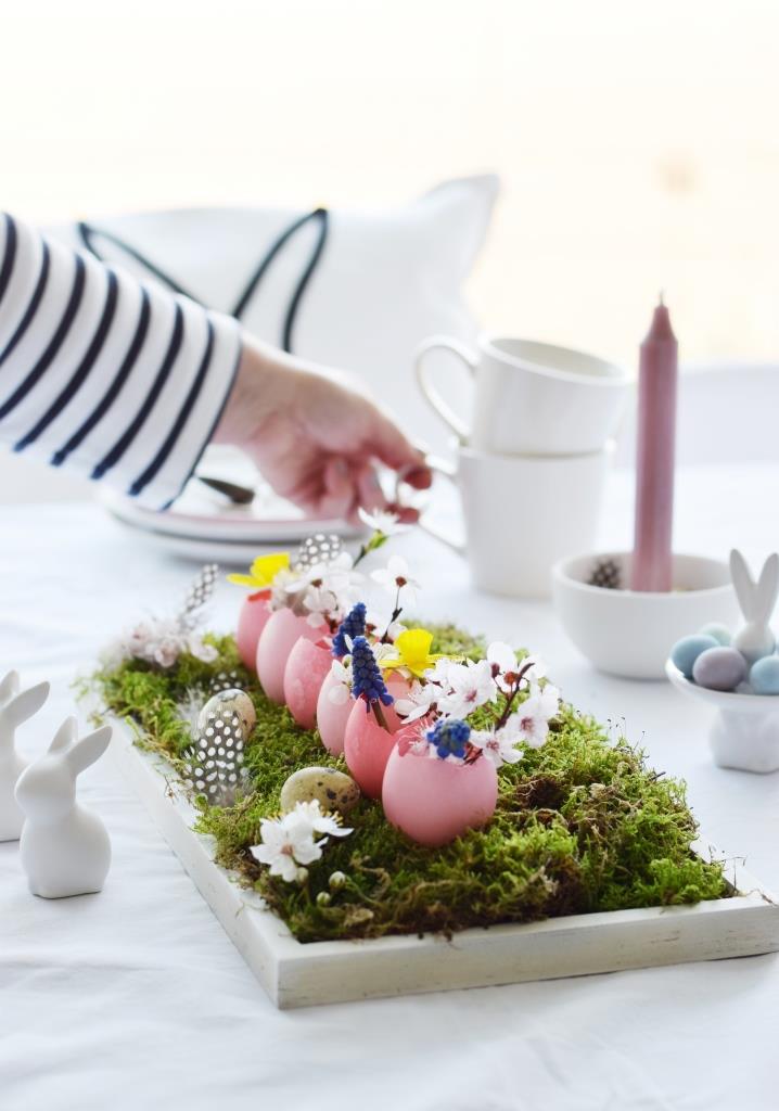 Ostern kann losgehen! Schnell noch die Tischdeko aus Eiervasen, Moos und Blümchen auf den Tisch - fertig!